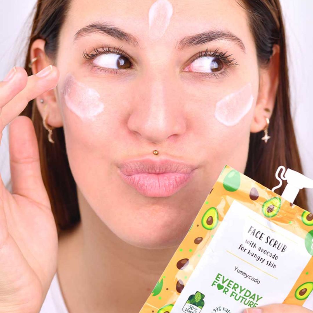Applicazione scrub viso nutriente Yummycado
