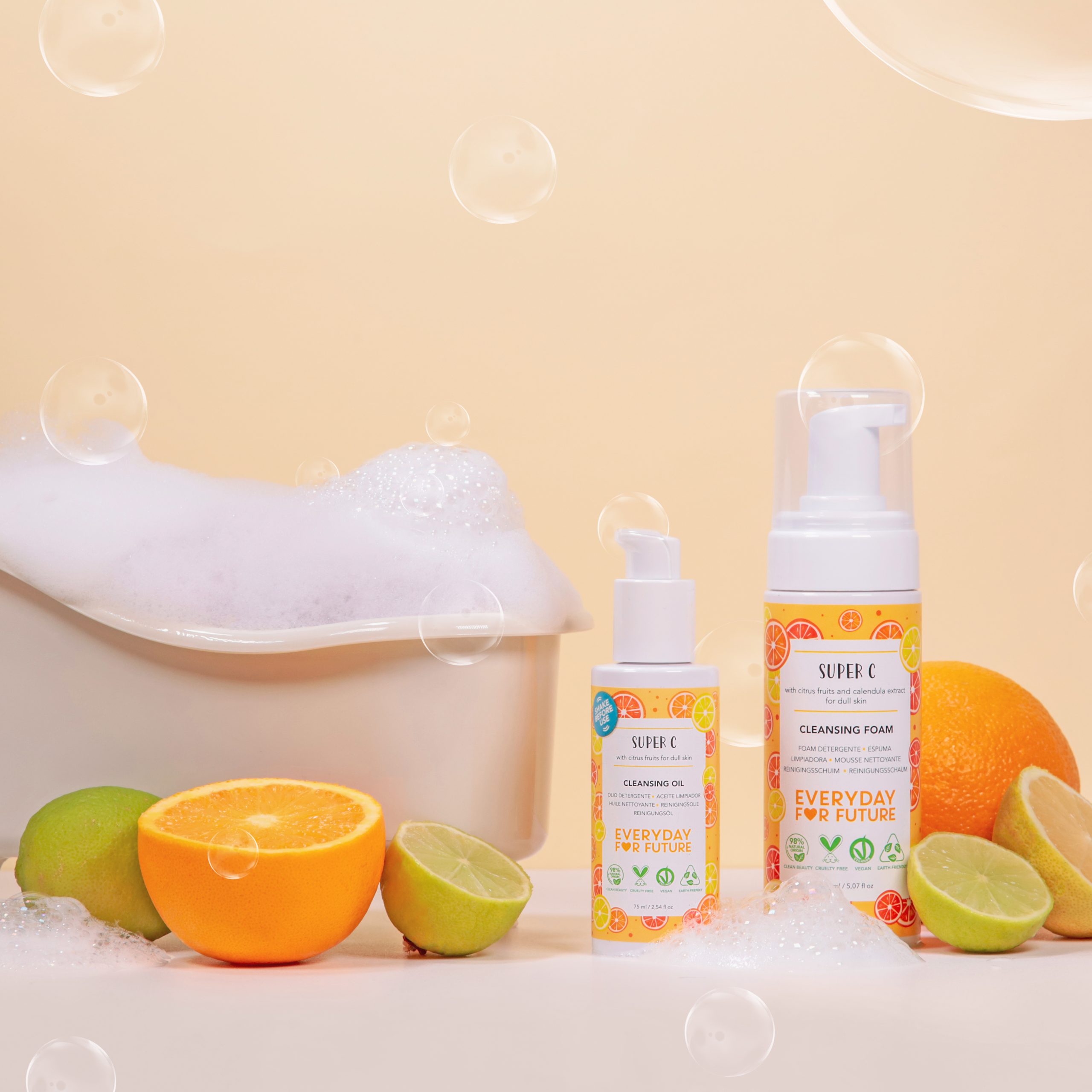 Immagine editoriale del kit doppia detersione Super C composto da olio e foam detergente